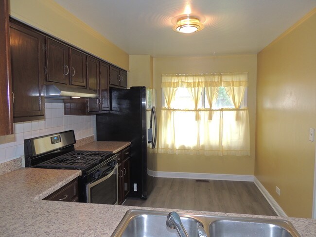 Building Photo - 1178 E Cunningham Dr