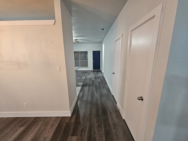 Foto del edificio - 919 Crestwood Dr