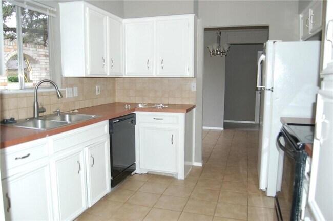 Building Photo - 907 S Riviera Cir