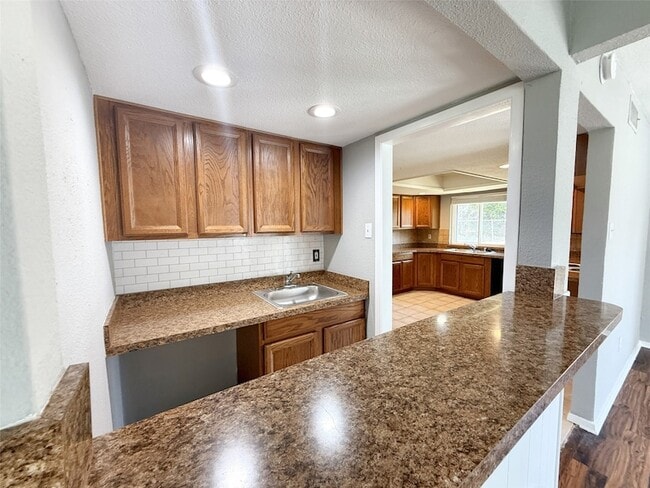 Building Photo - 405 Peninsula Dr