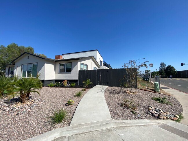 Foto del edificio - 4 BD/2BA on the Corner of Montezuma & La D...