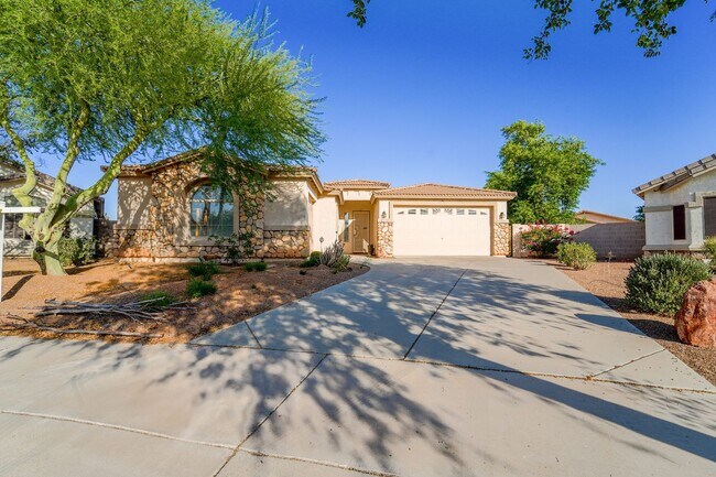 Foto del edificio - Oversized Lot + Dual Garages! 3 Bed + Den in Mountain Vista
