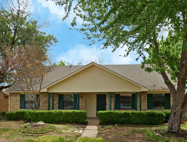 Building Photo - 325 Hemlock Dr