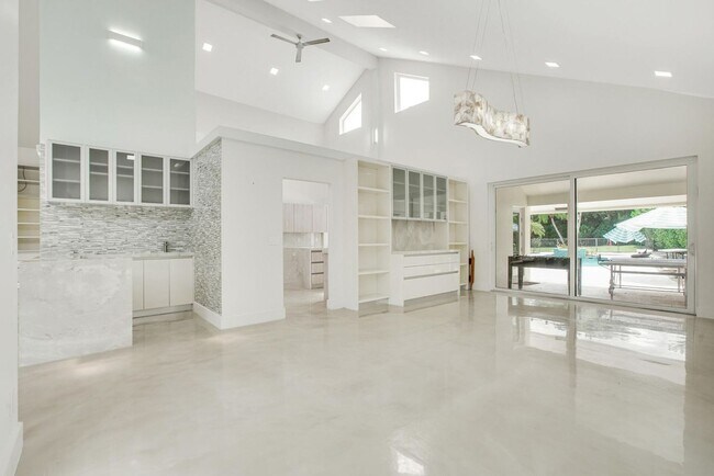 Foto del edificio - 7351 Valencia Dr