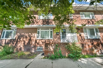 Building Photo - 2006 W Farwell Ave