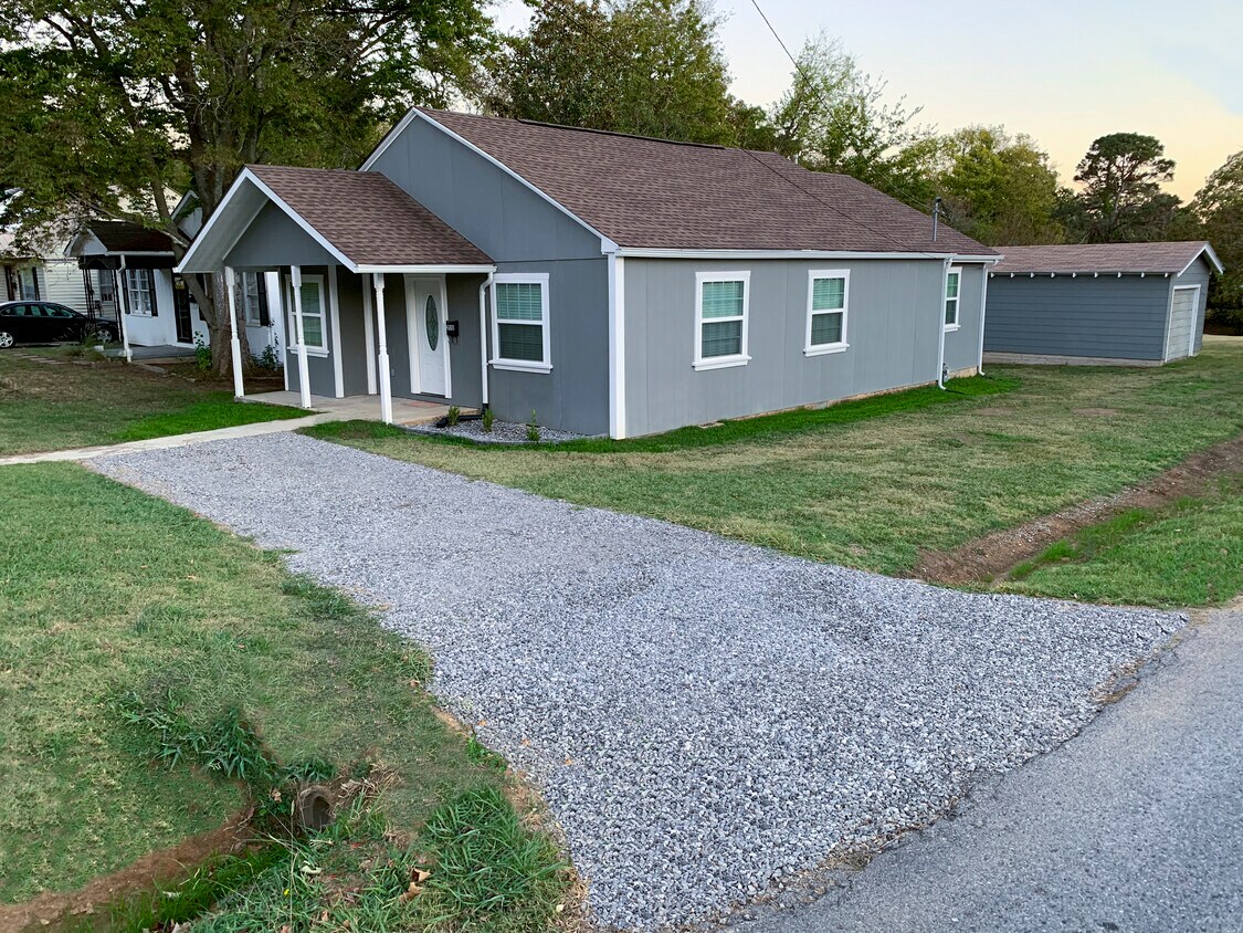 House - 2010 E College St