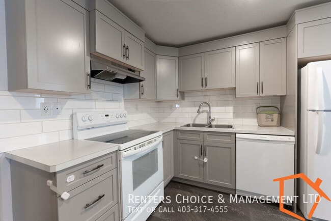 Photo du bâtiment - 2 bedroom Basement Suite, IMPROVED PRICE, Assigned Parking,
