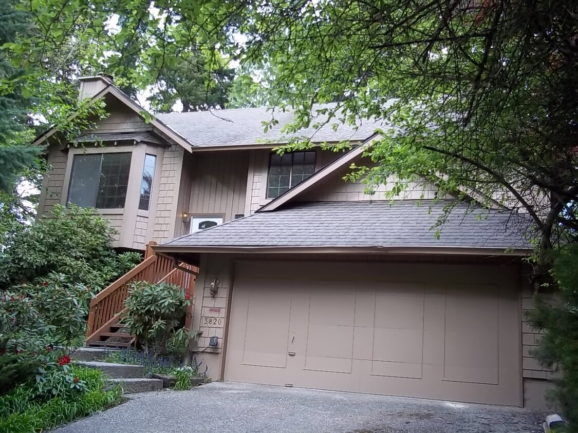 Primary Photo - Bellevue Home with Some Nice Upgrades and ...