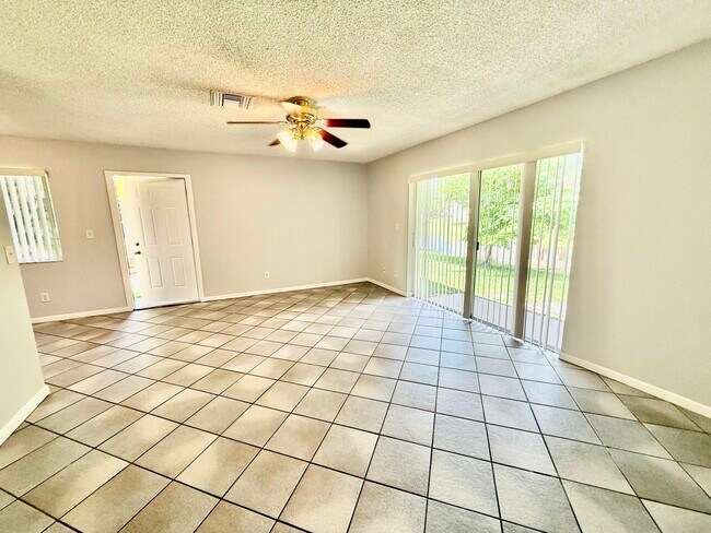 Foto del edificio - 3741 NW 84th Ave