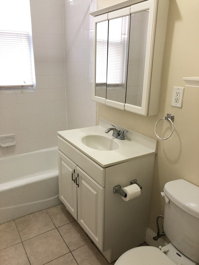 Building Photo - Fantastic Corner Studio in Logan Circle!