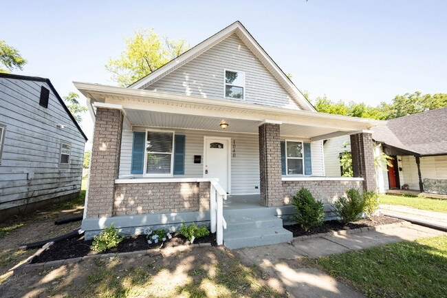 "Spacious 4-Bedroom Gem with 2 Full Baths ... - "Spacious 4-Bedroom Gem with 2 Full Baths ... Apartment