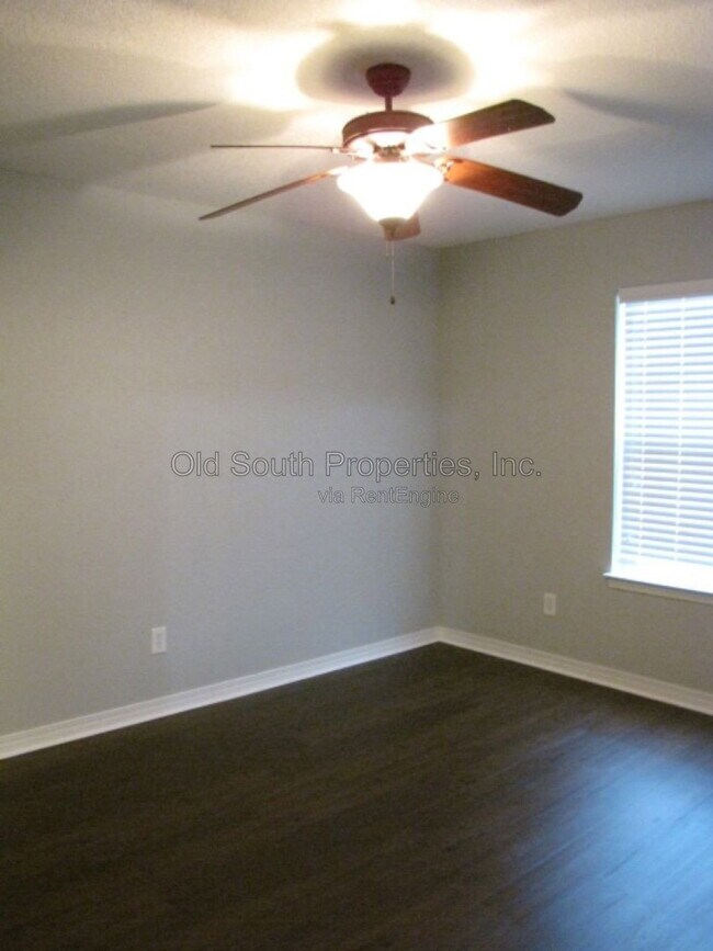 Foto del edificio - 8428 Walnut Ave