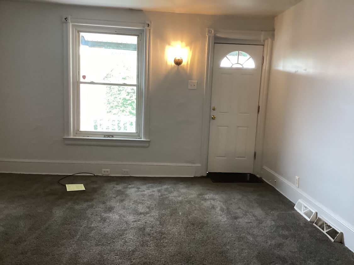 living room - 558 Walnut St