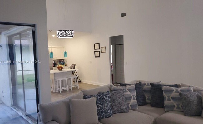 Building Photo - 8091 Royal Palm Cir