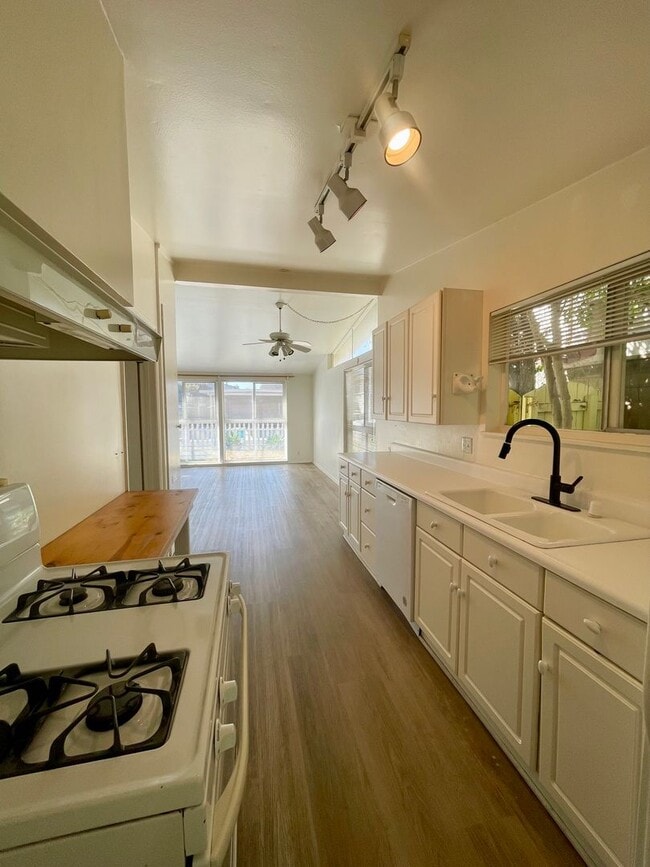 Foto del edificio - Classic Pierpont Beach House | 10-Month Lease | Just Steps to the Sand