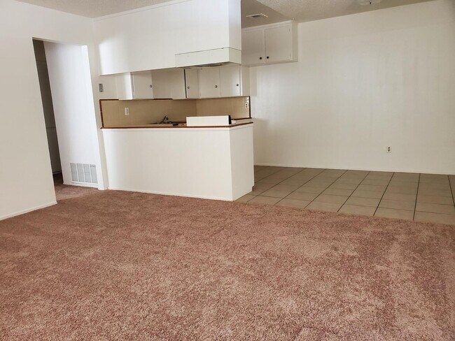 Foto del edificio - Nice and Cozy 2 BD 1.5 BA Sacramento Home