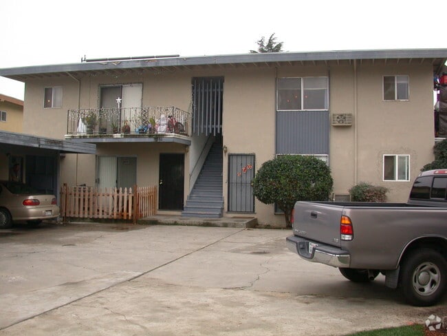 Building Photo - 923 Ravenscourt Ave