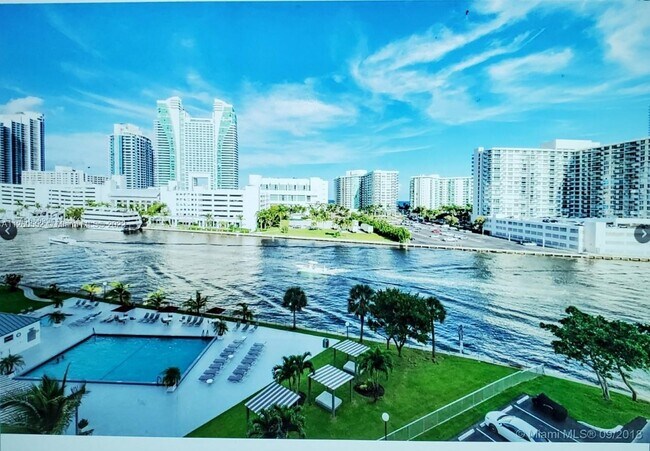 Foto del edificio - 200 Leslie Dr