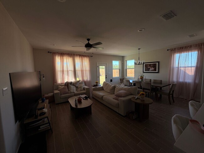 Foto del edificio - 2256 Grove Ln