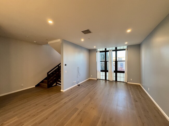 Building Photo - 1825 1/2 Alsace Ave