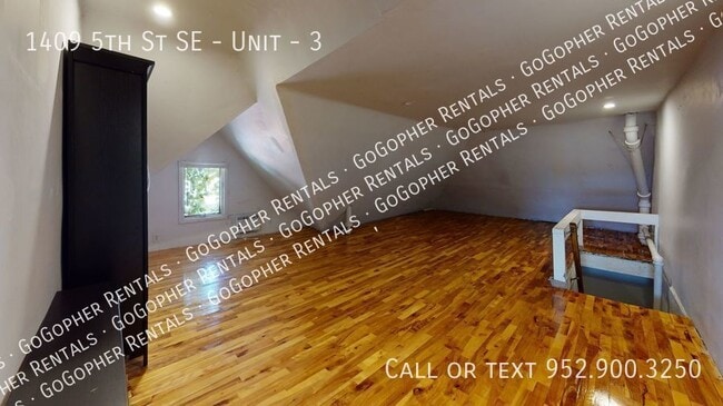 Building Photo - 3 Bedroom Dinkytown Apartment Available Now!