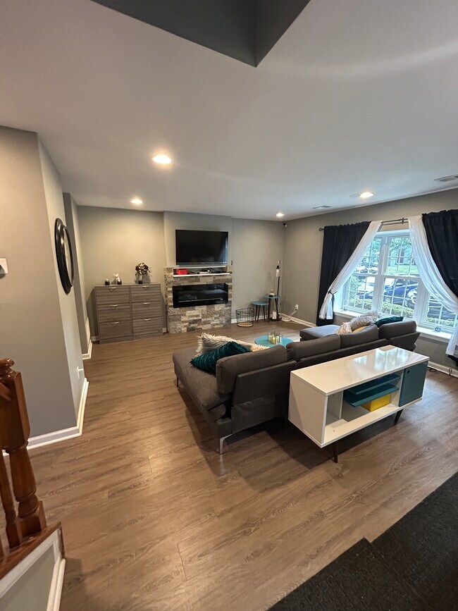 Building Photo - 448 Saint Giles Ct