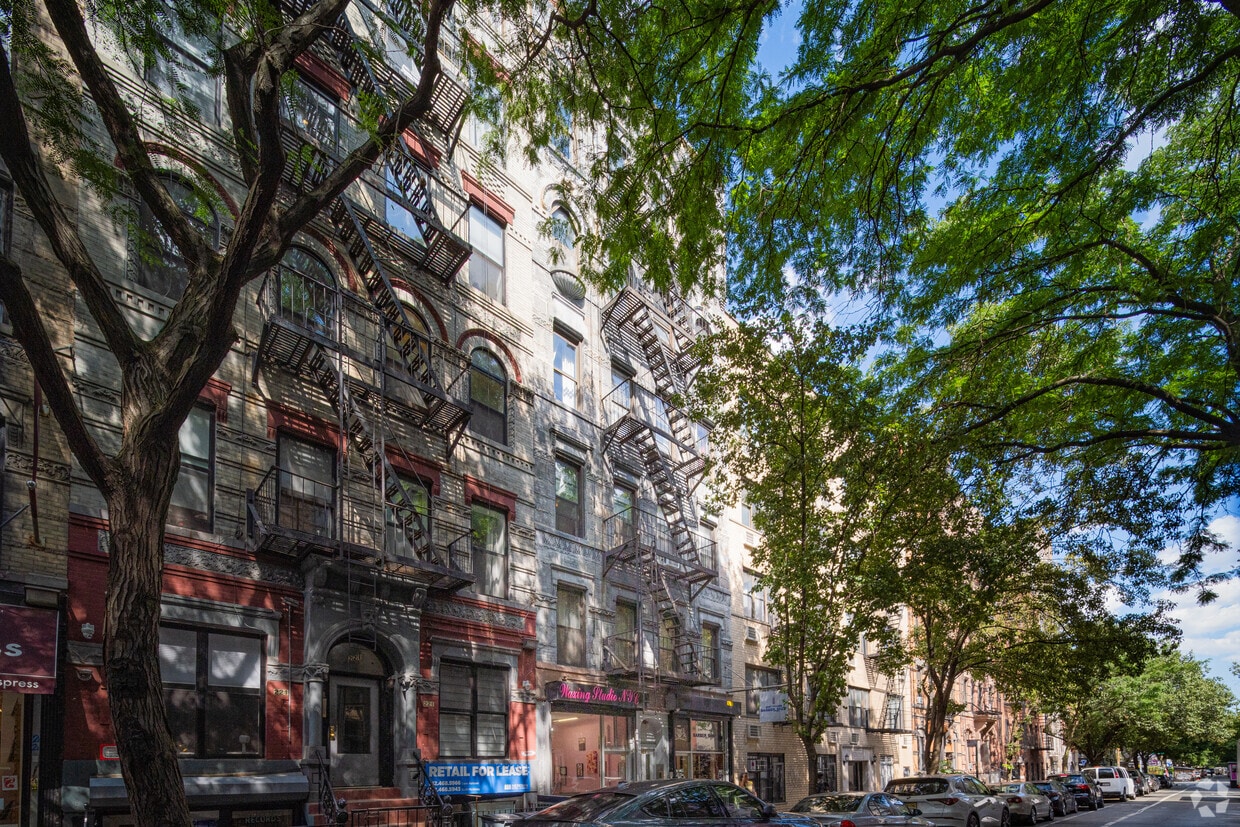 223 E 10th St New York, NY 10003-7613 - 223 E 10th St