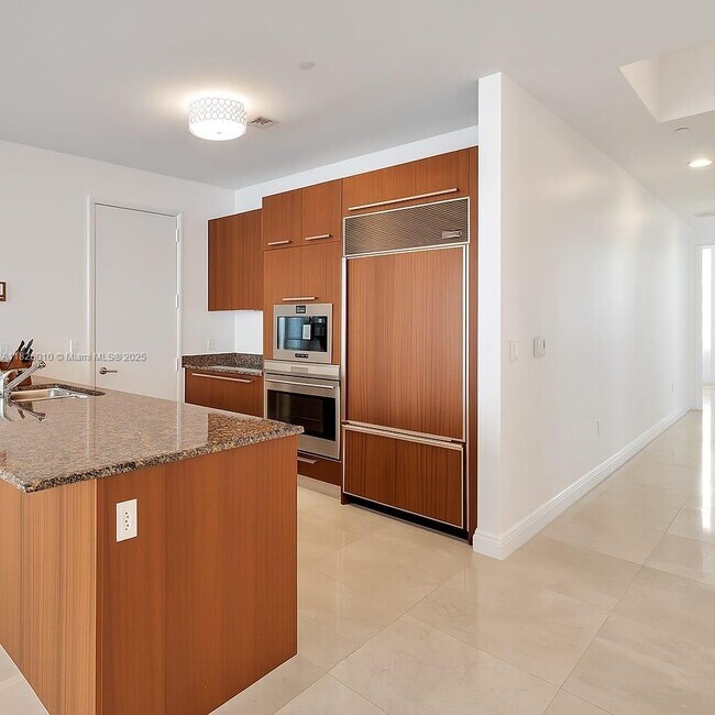 Building Photo - 15811 Collins Ave