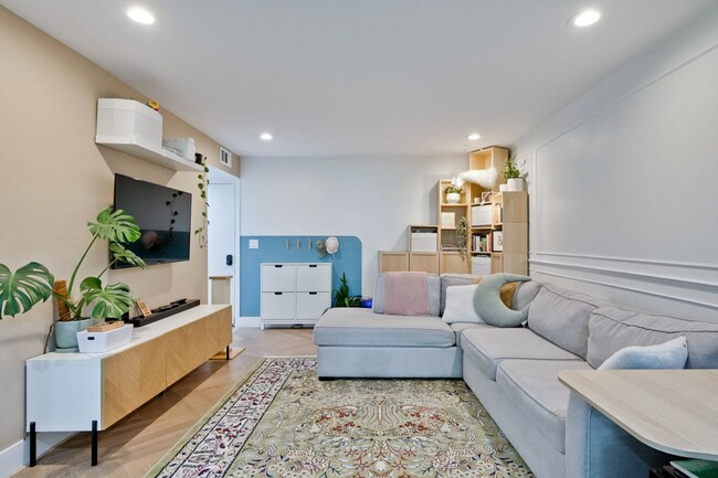 Building Photo - Ground Floor Remodeled 2 Bed 1 Bath Condo ...