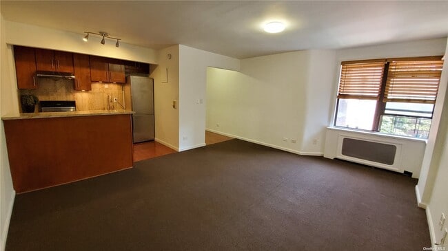 Foto del edificio - 84-16 Elmhurst Ave