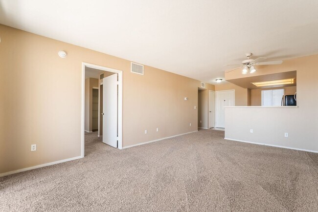 Foto del edificio - Stylish Condo with Stunning Strip Views!
