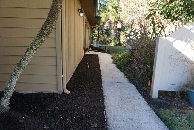 Foto del edificio - 3/2 Single Story Duplex with Garage