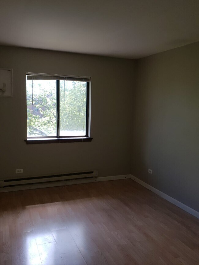 Foto del edificio - 1863 N Green Ln N