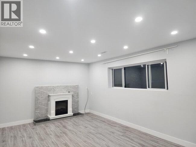 Building Photo - 120B 120b Ave