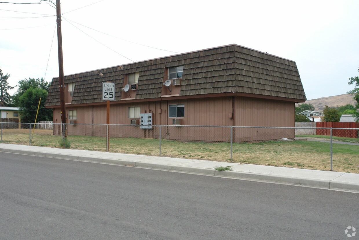Building Photo - 704 N 25th Ave