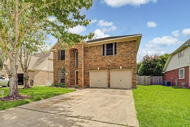 Building Photo - 10840 Sycamore Dr N