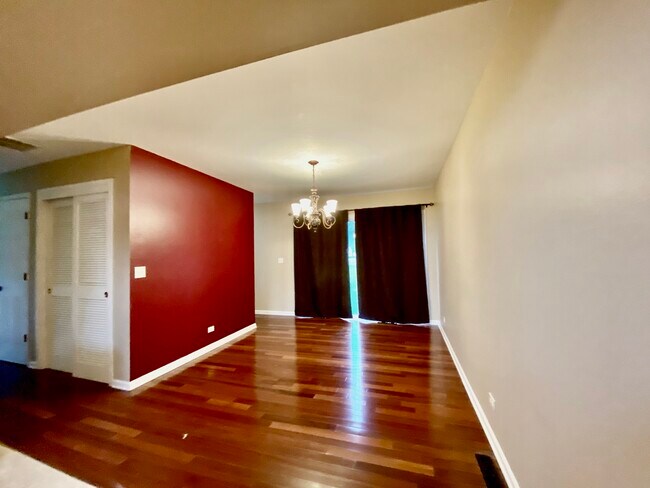 Foto del edificio - 913 Village Ct