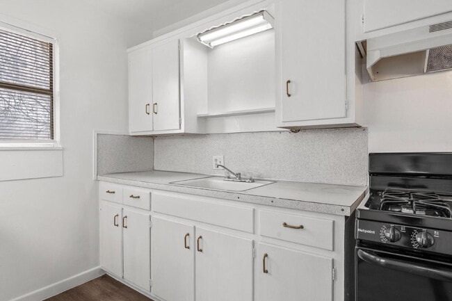 Foto del edificio - Updated 1-Bed Apartment with Private Entry and Huge Storage Room