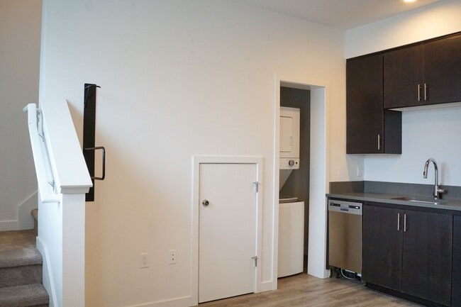 Building Photo - Immaculate & Modern St. Johns 1-Bedroom To...