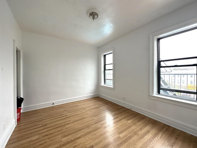 Foto del edificio - 117 Corbin Ave