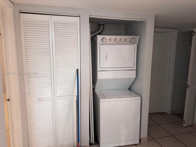 Building Photo - 1310 NW 24th Ave