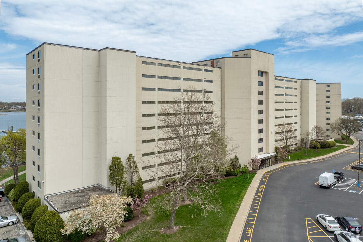 Building Exterior - Captain Cove's Condominiums