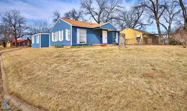 Foto del edificio - COMPLETE RENOVATION!  3 BED, 2 BATH, 1 car...