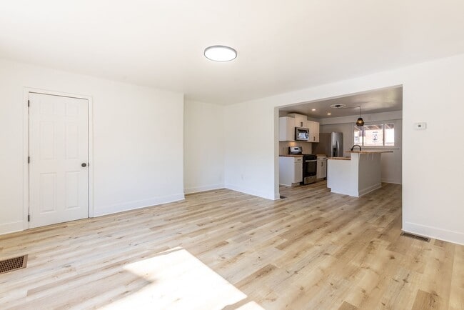 Building Photo - AVAILABLE September - Beautifully RENOVATE...