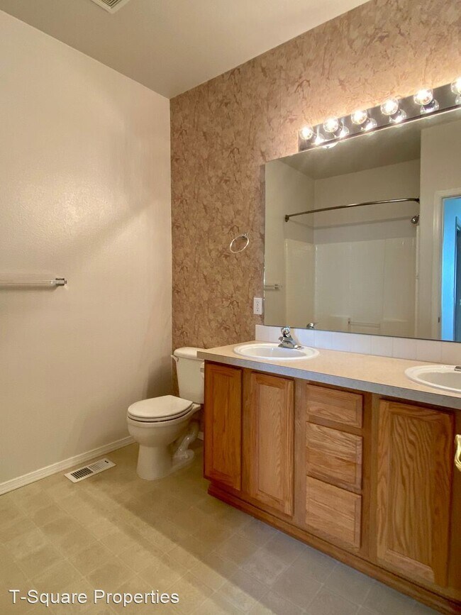 Building Photo - 2 br, 2.5 bath House - 3030 SE 12th St #1077