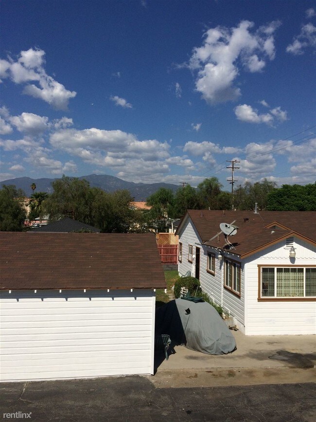 Building Photo - 4051 La Rica Ave