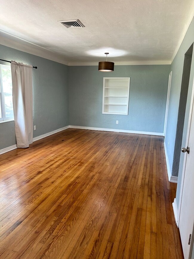 Building Photo - 3 bedroom 1 bath home with a large yard an...