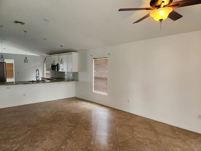 Building Photo - Town Lakes Community Beautiful 3BR/2BA Hou...