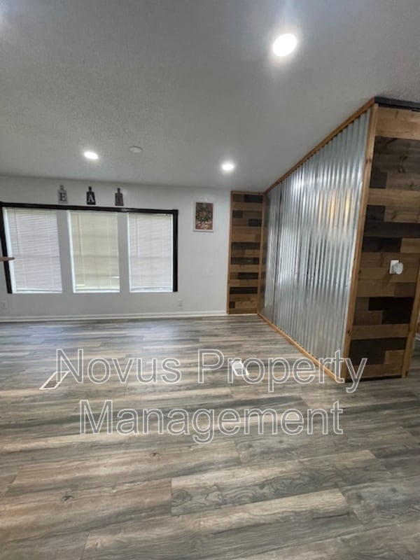 Building Photo - 105 Holly Dr