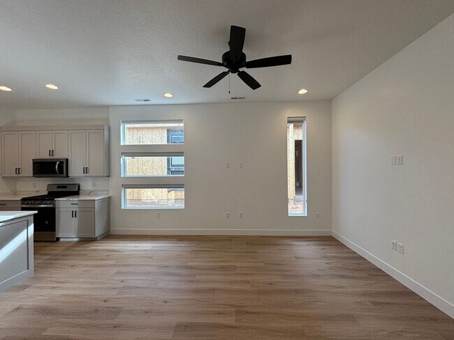 Foto del edificio - Price Reduced!! Woodland Estates Townhome!